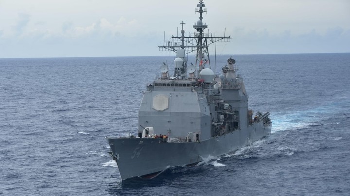 Два истребителя за ночь: Экипаж крейсера США Геттисберг проверяют после дружественного огня