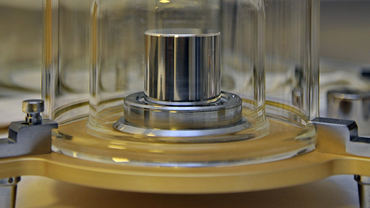 Килограмм уже не тот: В Версале заменили платино-иридиевый цилиндр на квантовую формулу