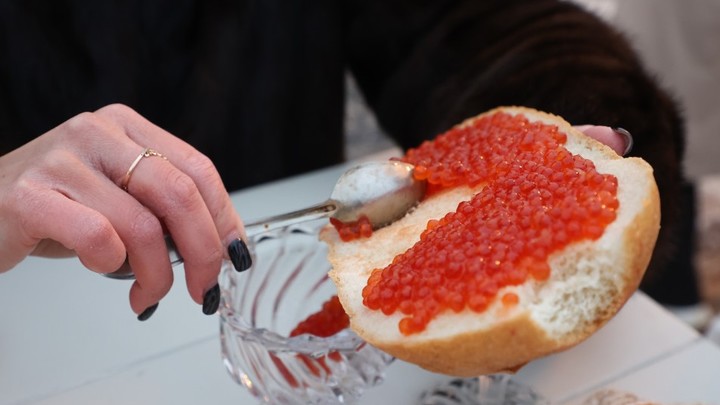 Полезна только каждая пятая банка: Что скрывается в консервах с красной икрой