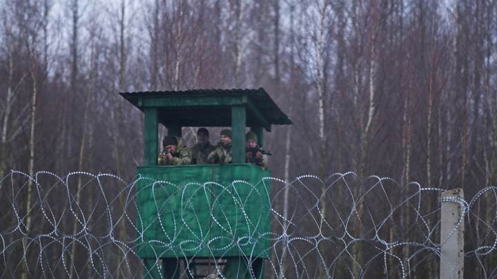 Украинские военные взяли белорусов на прицел автоматов