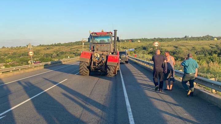 В Ростовской области легковушка врезалась на скорости в трактор. Пострадала целая семья