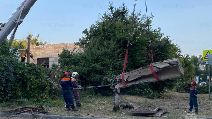 Волгоградские спасатели продолжают разбирать завалы после взрыва на насосной станции