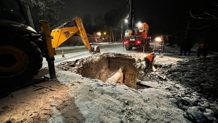 В Новокузнецке затопило дорогу из-за аварии на водоводе