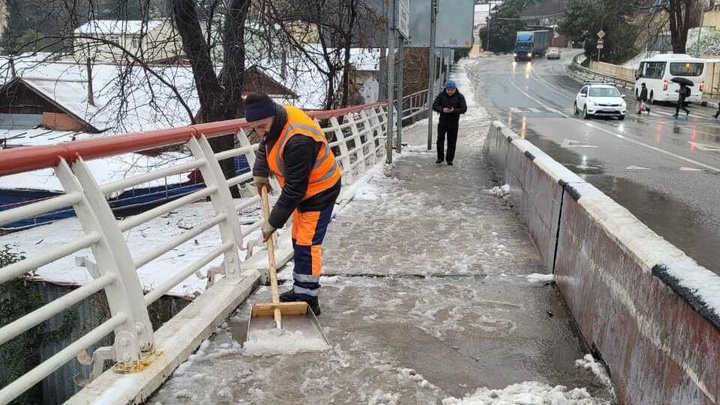 В Сочи продолжают ликвидировать последствия сильного снегопада