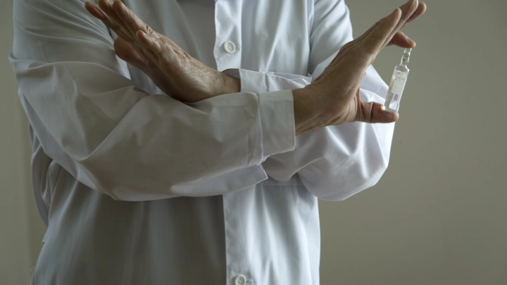 Сначала работа, потом врачи: мигрантам не дадут полис без 5 лет стажа