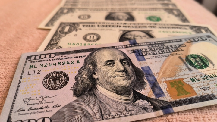 В банках на 10 рублей понижают прогноз курса доллара на 2025 год