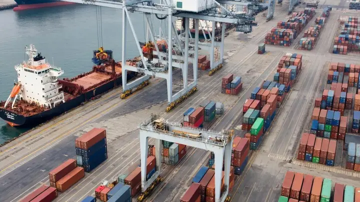 Ключевое предприятие России - не совсем наше? Разгорелся скандал вокруг крупнейшего поставщика топлива для судов