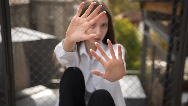 Передайте маме, я не сошла с ума: Русская в парижской тюрьме месяцами ждёт помощи. Когда спасут нашу Елену?