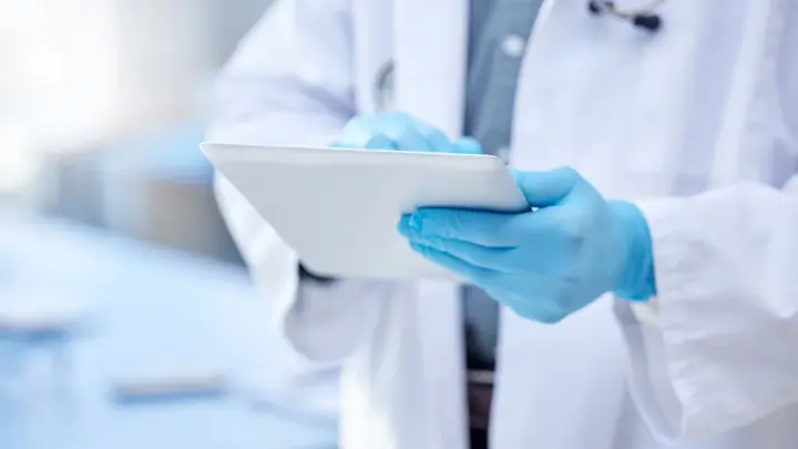 Венгерский хирург спас мужчину, сделав операцию на сердце прямо на улице