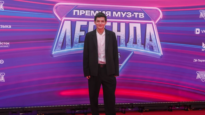 Скандал из-за пакета: Певец Акмаль отказался брать подарок в сине-желтом пакете Скандал из-за пакета: Певец Акмаль отказался брать подарок в сине-желтом пакете