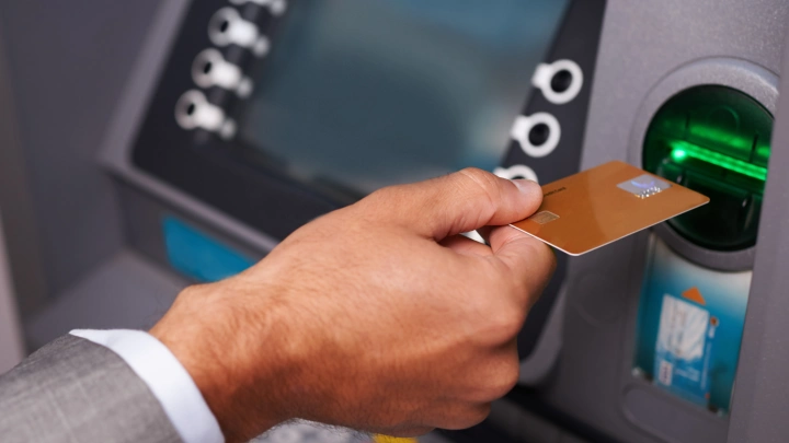 Лишние карты жителей России заблокируют в сентябре: что нужно знать