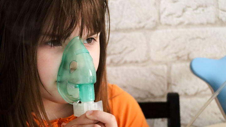 Для взрослых и детей: Названо лучшее средство от кашля всего из двух компонентов