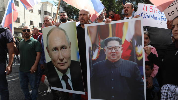 Русский флаг и портрет Путина в Хевроне: Палестинцы вышли на митинг против Израиля