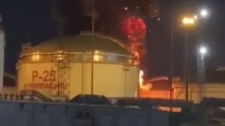 В Краснодарском крае у Тамани после взрыва загорелся резервуар с топливом