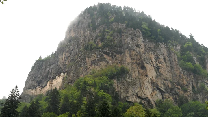 SHOT: Русский и украинка сорвались со скалы в Турции