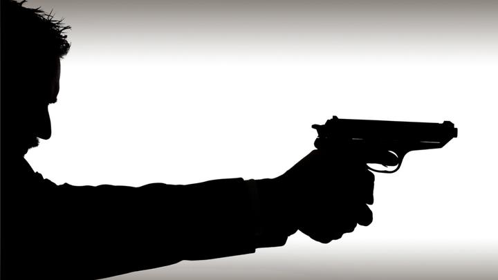 Агент ФБР исполнил зажигательный танец с оружием и подстрелил человека - видео