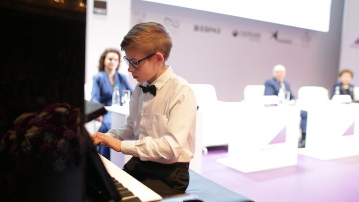 Во Владимире школа искусств наконец-то получила долгожданное пианино