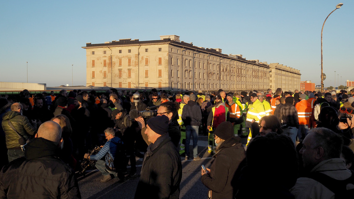 На улицах итальянского города заметили супергероя со щитом No Green Pass