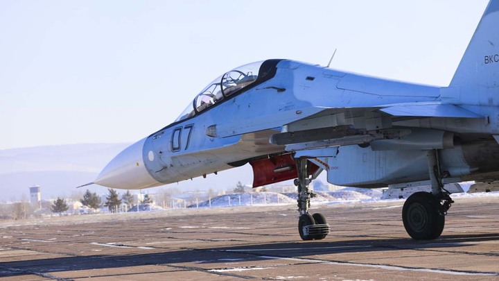 Русский истребитель вызвал панику у французского пилота: Видео стало вирусным