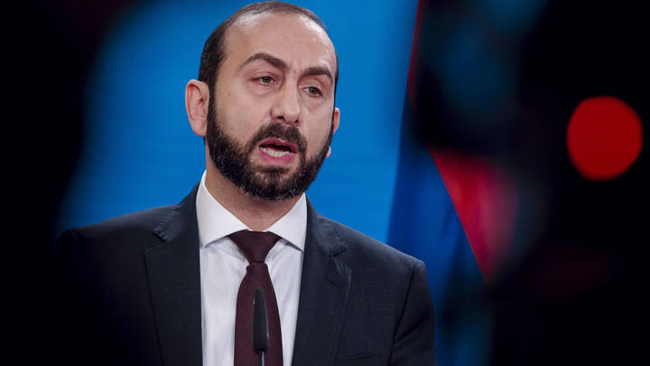 Главу МИД Армении позвали на необычный завтрак, где были только свои