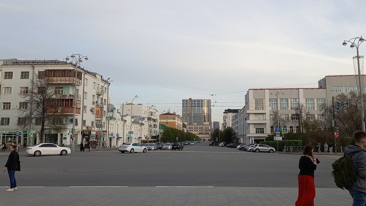 В центре Екатеринбурга из-за больной пассажирки остановились трамваи