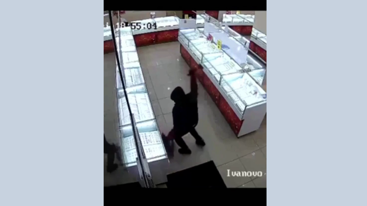 Появилось видео дерзкого ограбления ювелирного магазина в центре Иванова