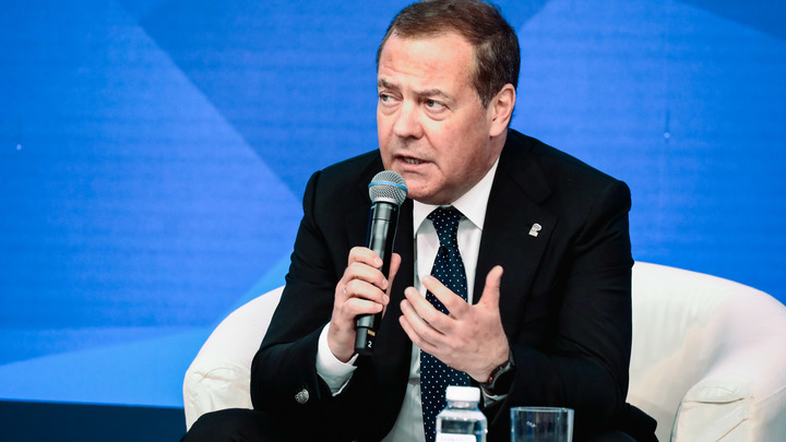 Замглавы Совбеза Медведев: во главе Украины стоит нелегитимное лицо