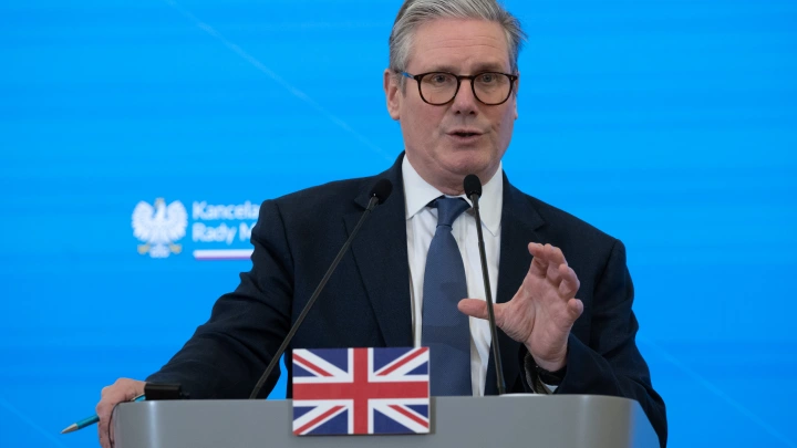 Между США и ЕС пробежала чёрная кошка на фоне Эр-Рияда: А что Британия? Стармер застыл в шпагате