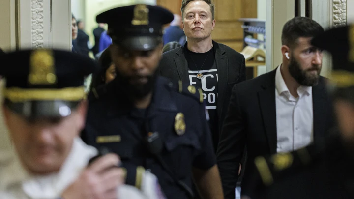 Маск снова обвинил Байдена в том, что американских астронавтов бросили на МКС