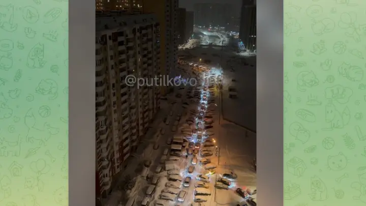 Жители Подмосковья бросают застрявшие в снегу машины и идут пешком