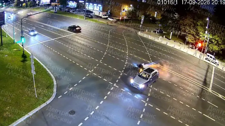 Дорогое и смертельное ДТП в Москве попало на видео: мотоцикл врезался в Бентли