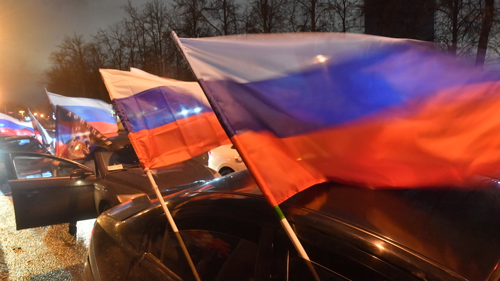 Десятки машин с флагами проехали по центру Новосибирска