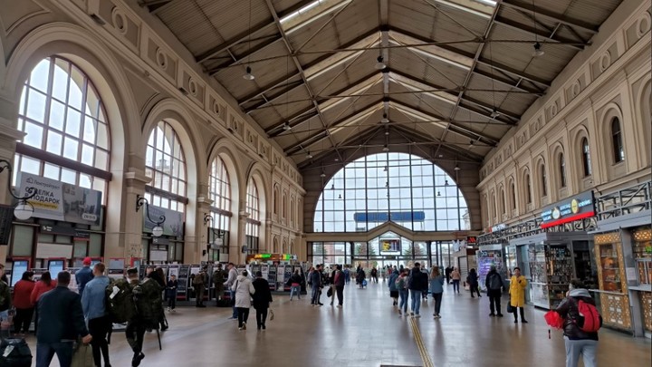 Дело дошло до двухэтажных вагонов: Русские туристы рванули на юга, железные дороги перегружены