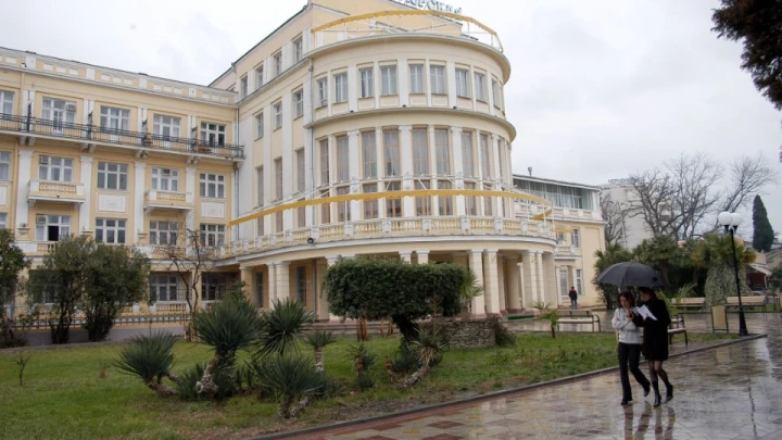 Наводнение в Сочи: По городу бьют молнии, вода вышла из берегов