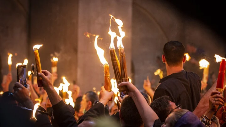 В Иерусалиме идут обсуждения, чем грозит задержка схождения Благодатного огня