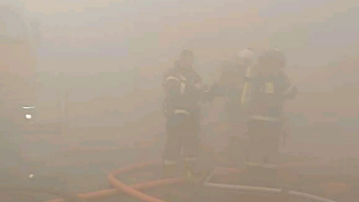 Столб дыма и полыхающий огонь: В Раменском загорелся склад с удобрениями