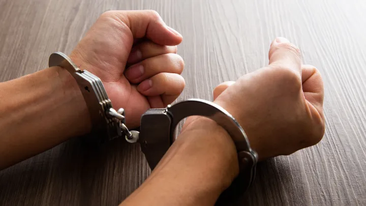 По заслугам: мигрант растлевал 12-летних девочек на пляже и получил 13 лет колонии