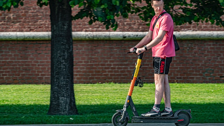 Суд прекратил дело против мужчины, сбившего на самокате двухлетнюю девочку в Сочи