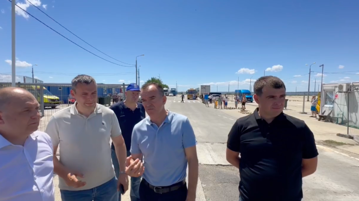 В Краснодарском крае открыли три парковки для туристов на подъезде к Крымскому мосту