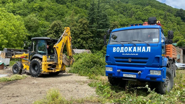 В Лазаревском районе Сочи восстанавливают сети водоснабжения, повреждённые стихией