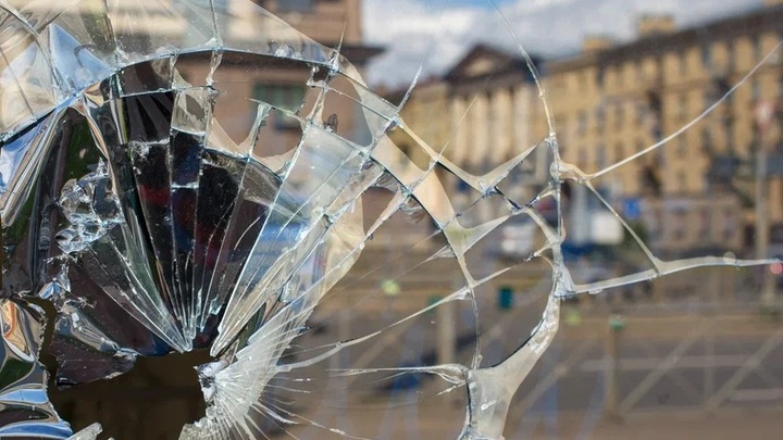 Выбиты стёкла, помята крыша: Десятки машин смяло после удара дрона по жилому дому в Энгельсе