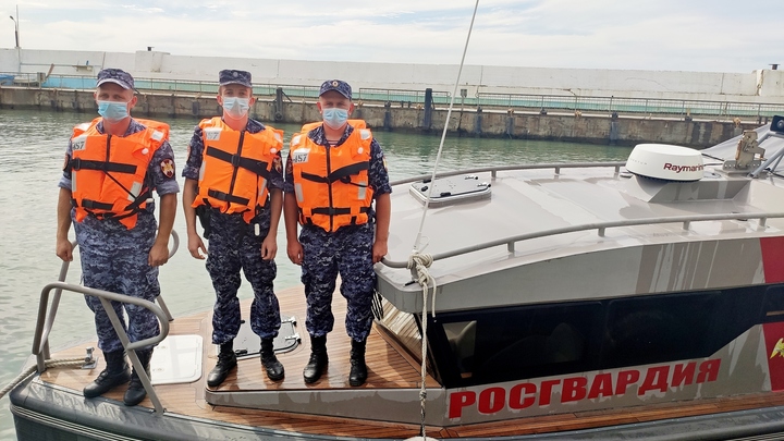 В Крыму двух ростовчанок на лодке во время шторма унесло в море