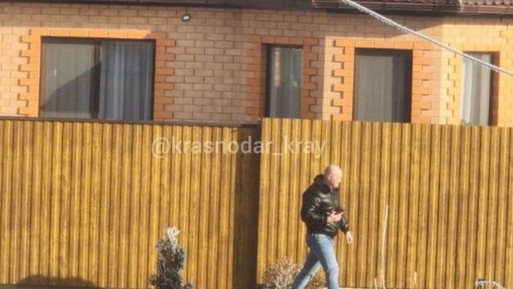 В Краснодаре частные дворы граждан через забор фотографировал незнакомец из Ставропольского края