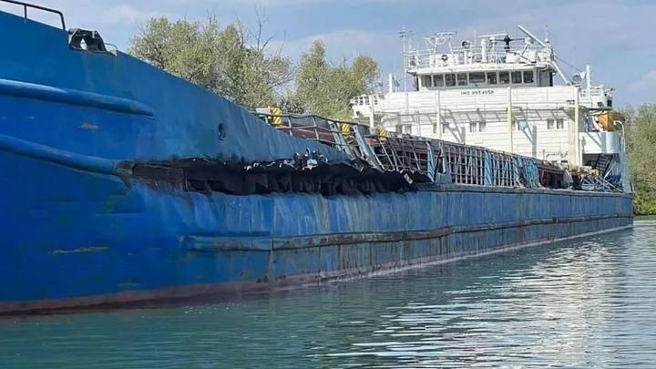 Теплоход, следовавший на Кубань, столкнулся с судном на реке Дон