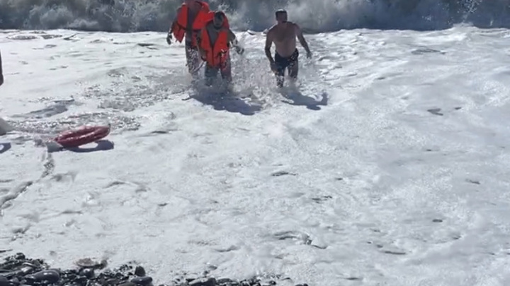 В Геленджике на пляже Прасковеевка спасли тонущего туриста