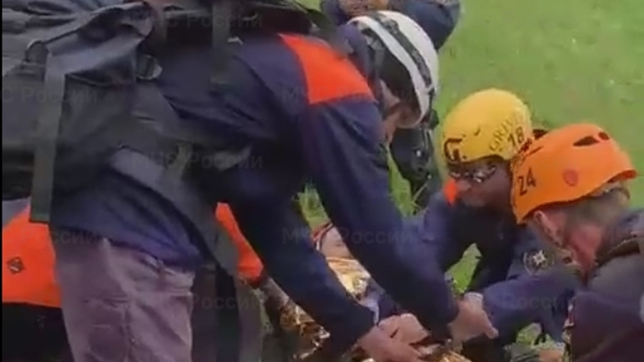 Спасатели 14 часов по дождю спускали с горы пострадавшего кубанского туриста в Кабардино-Балкарии