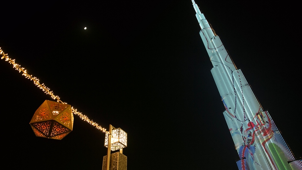 Самый высокий небоскреб в мире окрасили в цвета русского флага