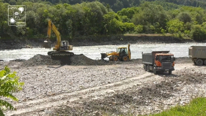 Русло реки Сочи расчищают в Хостинском районе