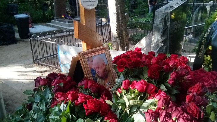 Неизвестные осквернили могилу Евгения Пригожина: В Сети вычислили нарушителей по первым кадрам