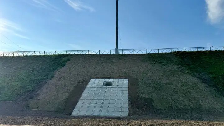 На Октябрьском мосту в Новосибирске полностью открыли движение после разрушения дамбы